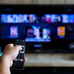 A pesar de que la televisión ha evoluciona con el paso de los años, sigue encendiéndose sola aunque no usemos el mando a distancia