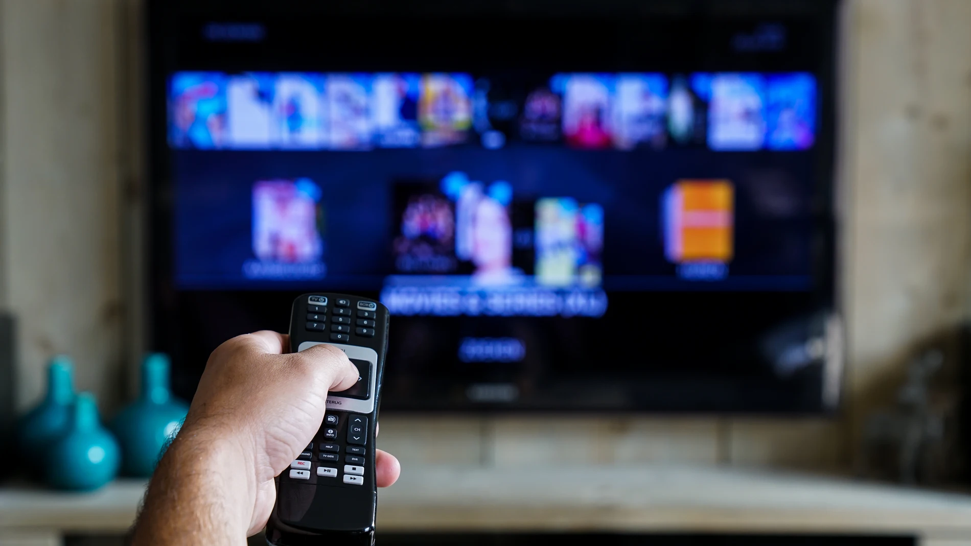 A pesar de que la televisión ha evoluciona con el paso de los años, sigue encendiéndose sola aunque no usemos el mando a distancia
