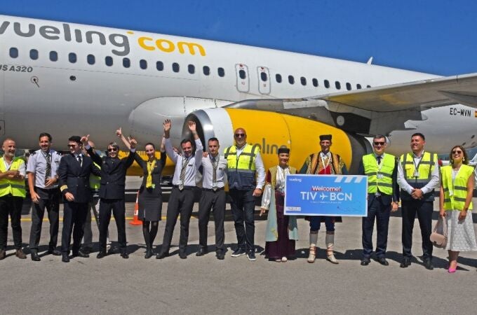La tripulación del primer vuelo entre Barcelonay Tivat (Montenegro) de Vueling.