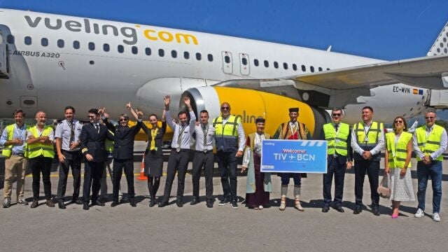 La tripulación del primer vuelo entre Barcelonay Tivat (Montenegro) de Vueling.