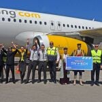 La tripulación del primer vuelo entre Barcelonay Tivat (Montenegro) de Vueling.
