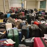 Un trabajador del aeropuerto explica por qué nunca debes atar una cinta a tu maleta 