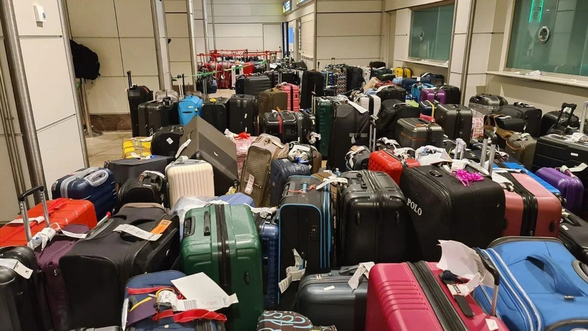 Un trabajador del aeropuerto explica por qué nunca debes atar una cinta a tu maleta