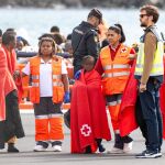 Caen un 41% las llegadas irregulares de migrantes a Canarias y aumentan casi un 26% las llegadas a Península y Baleares