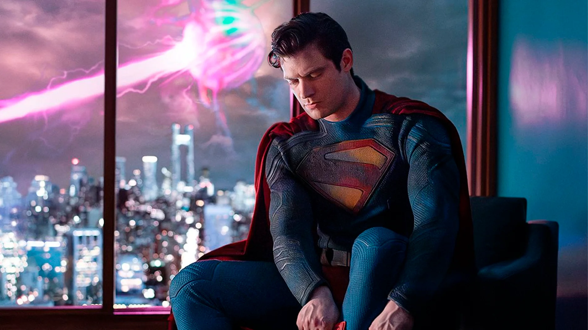 Superman “aparece” sobre el rascacielos más alto de Londres con una increíble estatua para promocionar su nueva película