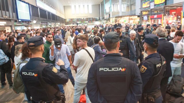 Nueva jornada de caos ferroviario en la estación de tren de Santa Justa, en Sevilla