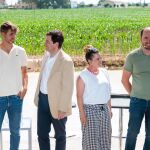 El presidente de la Junta, Alfonso Fernández Mañueco, conversa con jóvenes agricultores