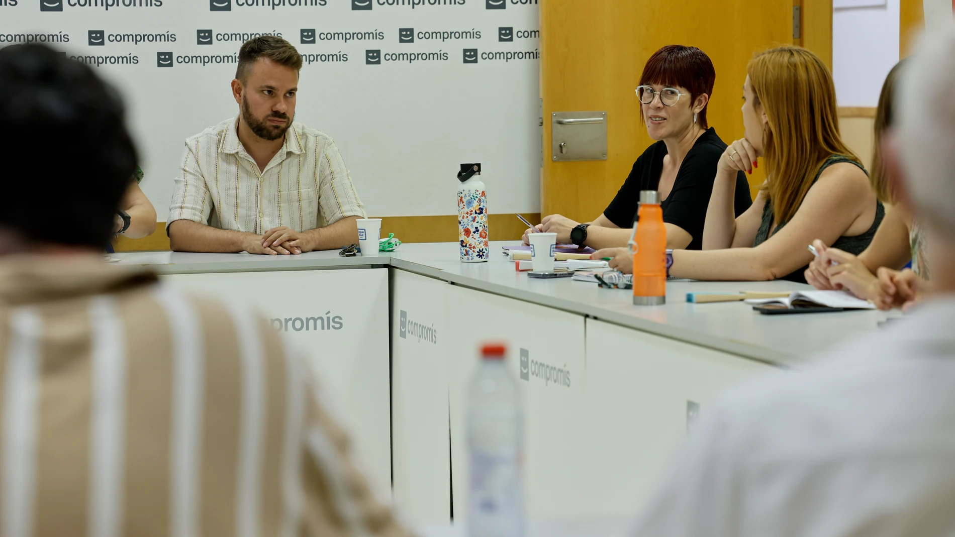 GRAFCVA8454. VALENCIA, 02/07/2025.- La ejecutiva nacional de Compromís se reúne para tomar la decisión final sobre su relación con Sumar dentro del grupo parlamentario del Congreso de los Diputados, después de que el partido mayoritario de Compromís, Més, acordara que la diputada Àgueda Micó (c) abandone el grupo parlamentario, decisión que no comparte otro integrante de la formación, Iniciativa, que encabeza el diputado Alberto Ibáñez (i). EFE/Biel Aliño