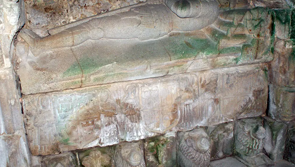 Sepulcro medieval y varias inscripciones en piedra