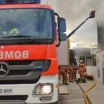 Imagen de los bomberos trabajando en la planta incendiada en Manises