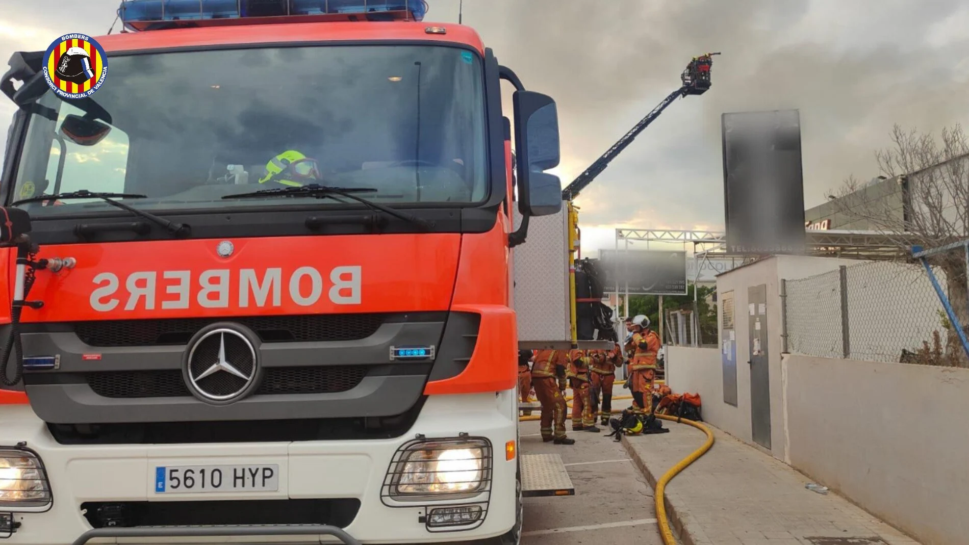 Imagen de los bomberos trabajando en la planta incendiada en Manises