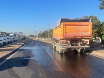 Normalizado el tráfico en la carretera de Sóller tras perder el camión el combustible y provocar retenciones