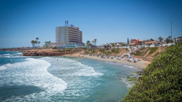 Alicante.- Orihuela cierra de forma preventiva la playa de Cala Cerrada tras detectar contaminación de origen residual