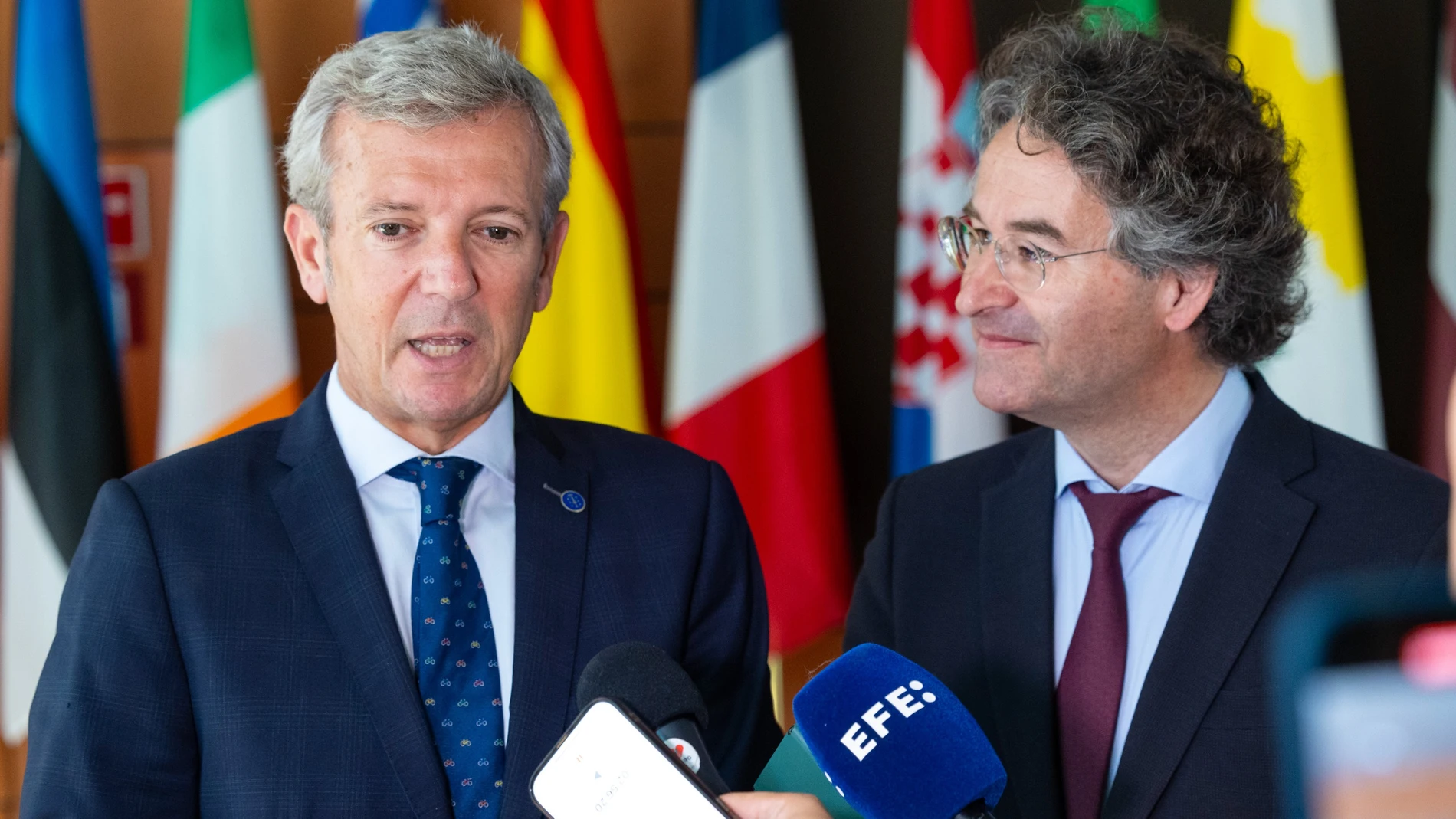 O titular do Goberno galego, Alfonso Rueda, xunto coas delegacións española e portuguesa no Comité Europeo das Rexións, entrégalle á presidenta da institución, Kata TüttoREMITIDA / HANDOUT por BERNAL REVERT @ XUNTAFotografía remitida a medios de comunicación exclusivamente para ilustrar la noticia a la que hace referencia la imagen, y citando la procedencia de la imagen en la firma02/07/2025