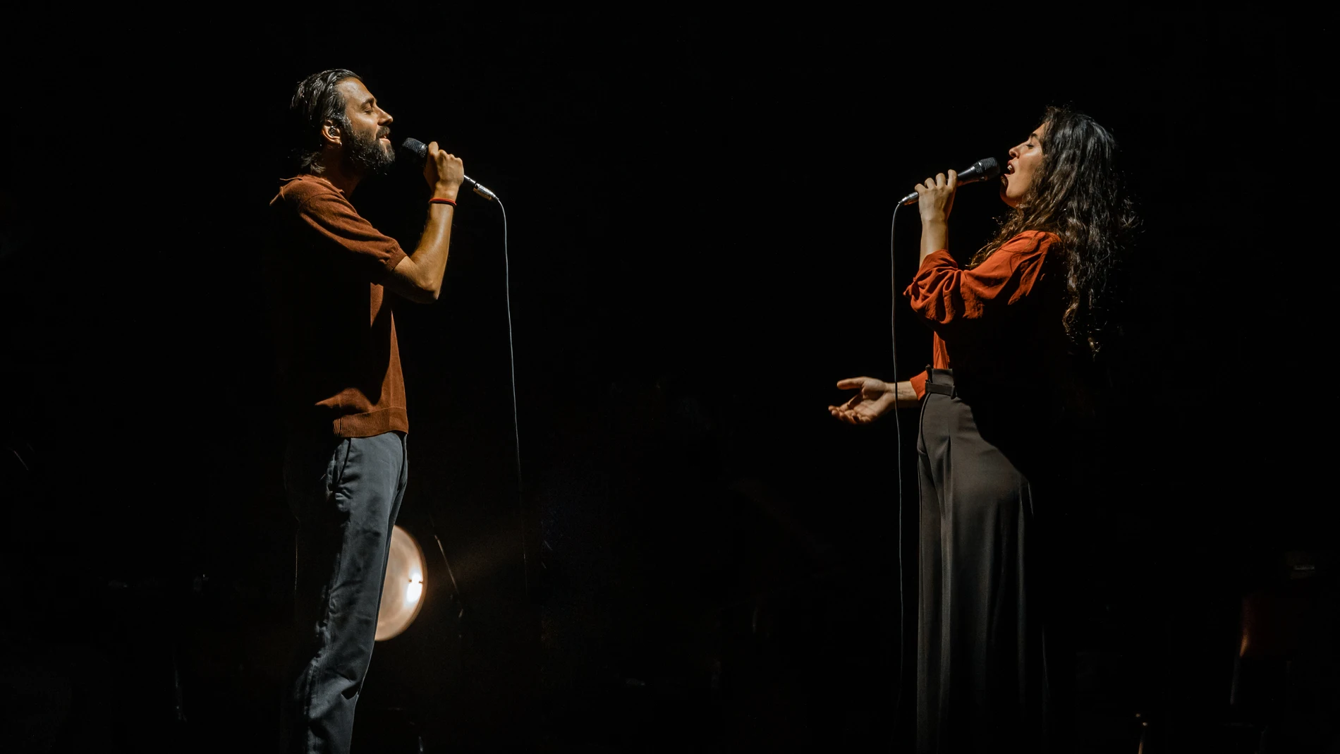 Los músicos y cantantes, Sílvia Pérez Cruz y Salvador Sobral, durante un concierto en el festival Noches del Botánico, en el Real Jardín Botánico Alfonso XIII, a 2 de julio de 2025, en Madrid (España). Sílvia Pérez Cruz es una de las voces más destacadas del panorama musical español, con una carrera versátil que abarca flamenco, folk, jazz, bossa, bolero y ranchera. Salvador Sobral es un artista singular, conocido por ganar Eurovisión con una propuesta intimista influida por jazz, pop y folk....