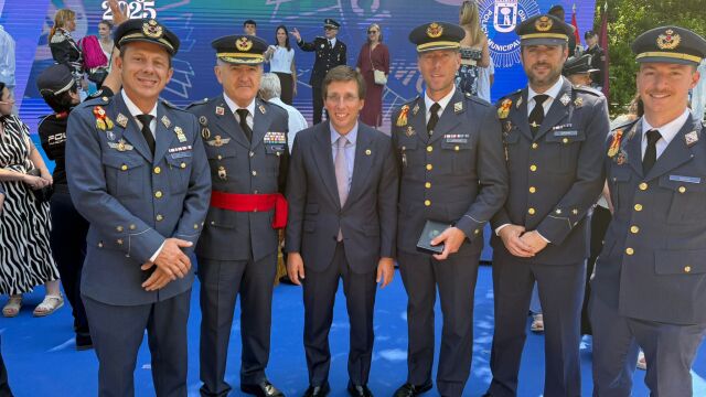 Miembros de la Patrulla Águila junto a José Luis Martínez Almeida