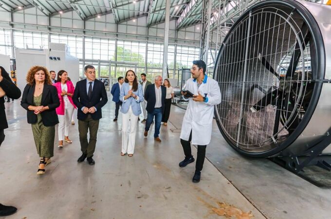El conselleiro de Educación, Román Rodríguez, durante una visita hoy al centro tecnológico de la empresa Cortizo.