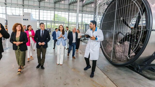 El conselleiro de Educación, Román Rodríguez, durante una visita hoy al centro tecnológico de la empresa Cortizo.