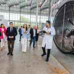 El conselleiro de Educación, Román Rodríguez, durante una visita hoy al centro tecnológico de la empresa Cortizo.