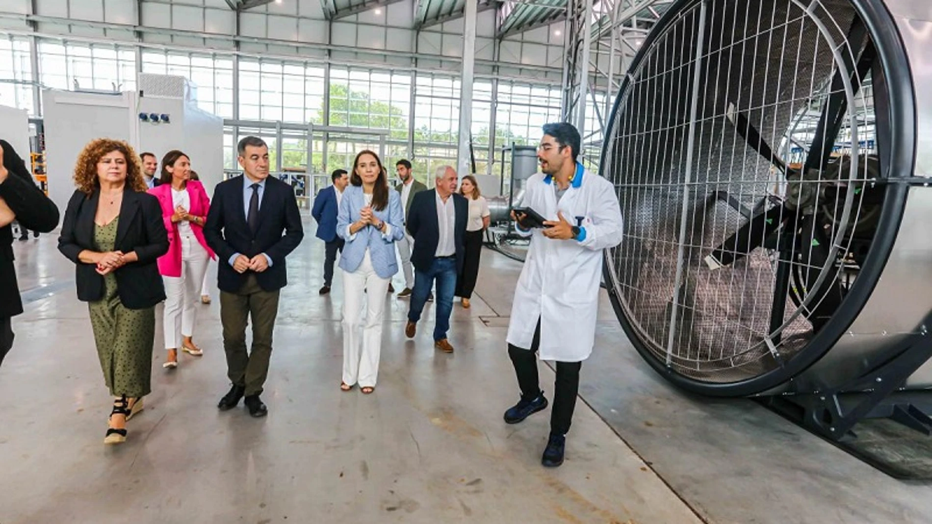 El conselleiro de Educación, Román Rodríguez, durante una visita hoy al centro tecnológico de la empresa Cortizo.