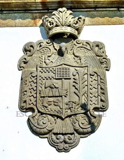 Uno de los escudos presentes en el pazo