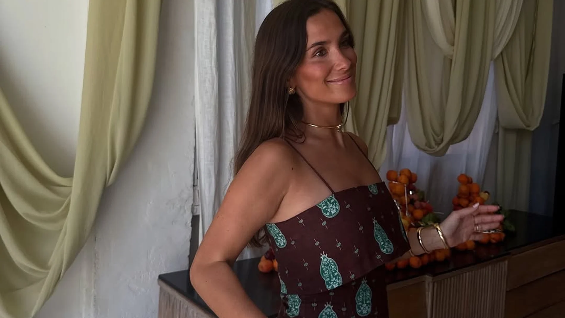 El look de María Pombo con vestido.