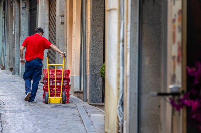 Un repartidor trabaja en Toledo este miércoles.