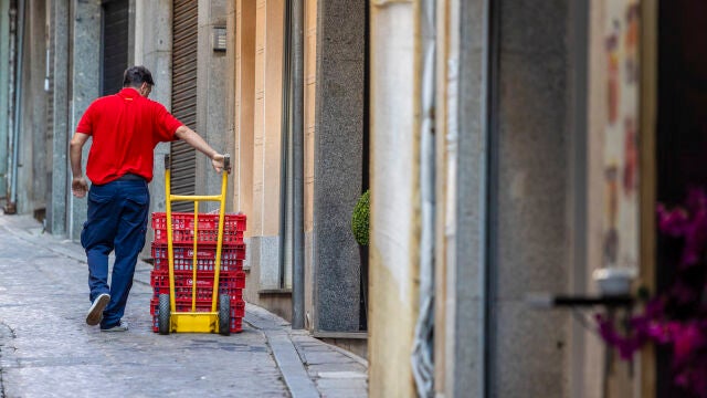 Un repartidor trabaja en Toledo este miércoles.