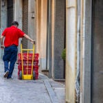 Un repartidor trabaja en Toledo este miércoles.