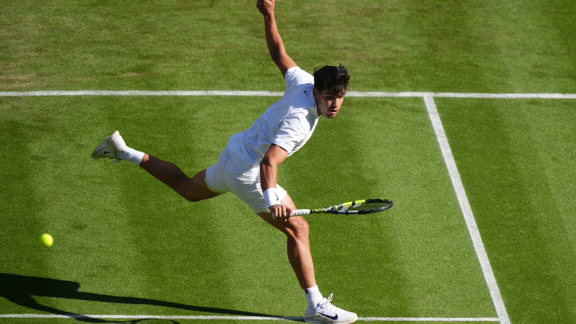 02 July 2025, United Kingdom, London: Spanish tennis player Carlos Alcaraz returns a backhand against UK's Oliver Tarvet during their Men's Singles second round tennis match on day three of the 2025 Wimbledon Championships at the All England Lawn Tennis and Croquet Club. Photo: Ben Whitley/PA Wire/dpa 02/07/2025 ONLY FOR USE IN SPAIN