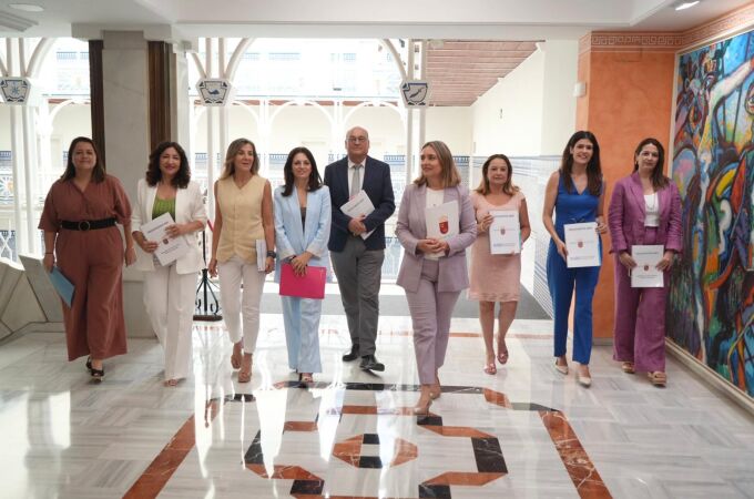 La consejera Conchita Ruiz junto a su equipo