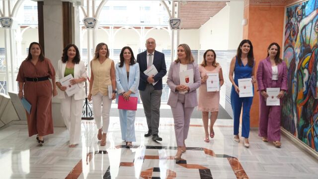 La consejera Conchita Ruiz junto a su equipo