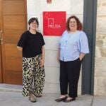 Las hermanas Miriam y Silvia Herrera junto a la entrada del restaurante Mélida Wines en el municipio vallisoletano de Mélida