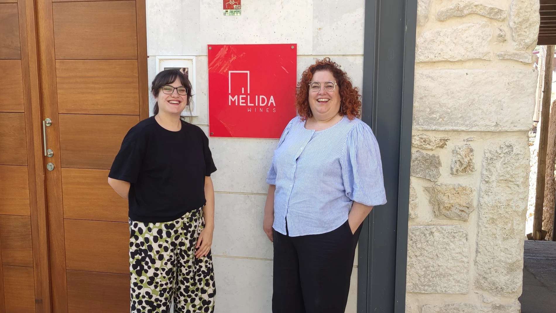 Las hermanas Miriam y Silvia Herrera junto a la entrada del restaurante Mélida Wines en el municipio vallisoletano de Mélida
