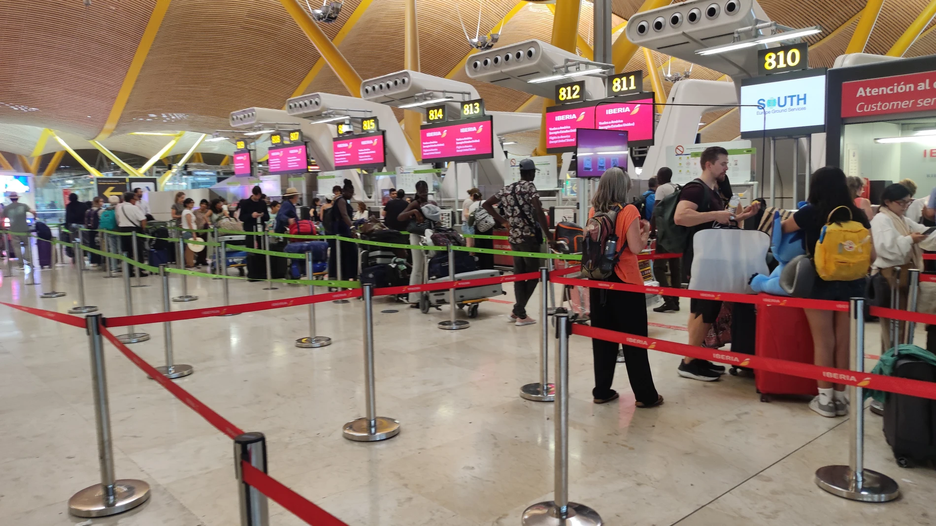 Retrasos y colas en el Aeropuerto AdolfoSuarez -Madrid Barajas