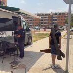 Un hombre porta armas a una oficina móvil de la Guardia Civil, en Paiporta
