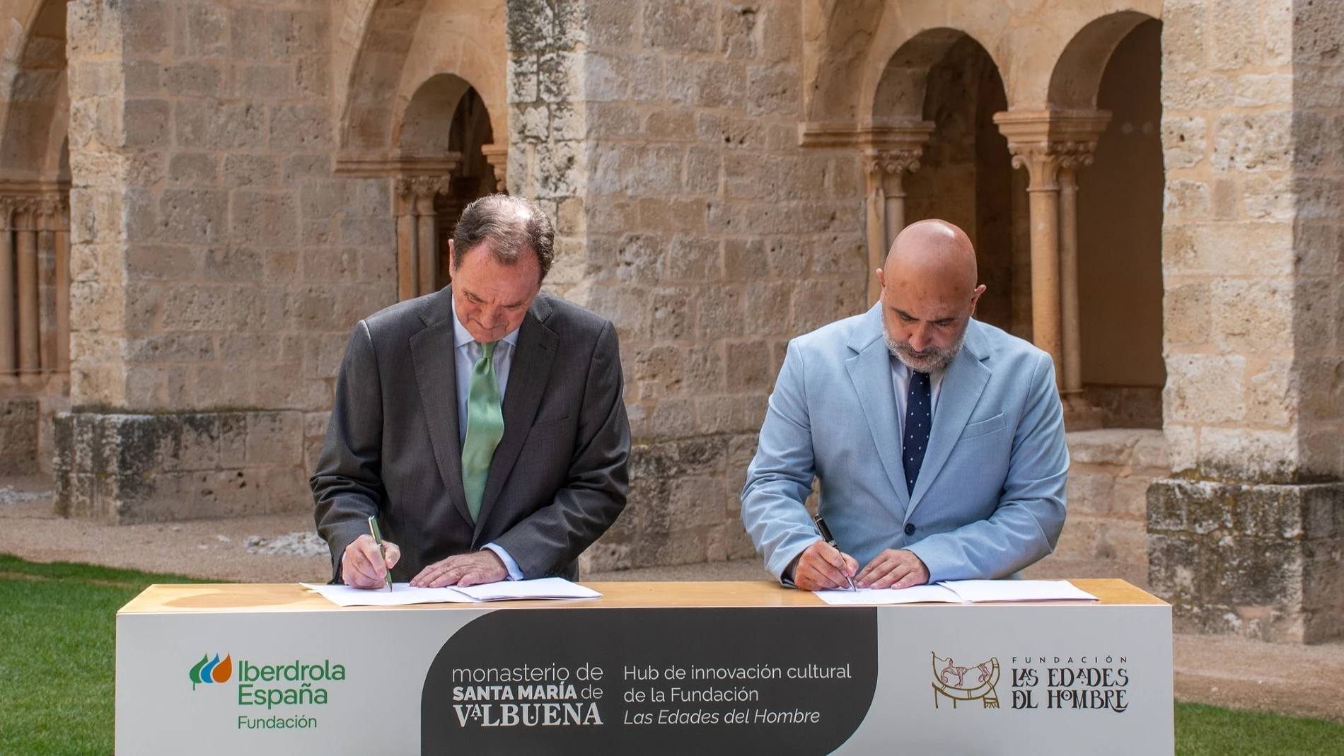 El presidente de la Fundación Iberdrola España, Jaime Alfonsín, y el secretario general de la Fundación Las Edades del Hombre, José Enrique Martín, han suscrito este convenio de colaboración