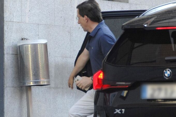 José Luis Martínez-Almeida llega al hospital ante el inminente parto de Teresa Urquijo