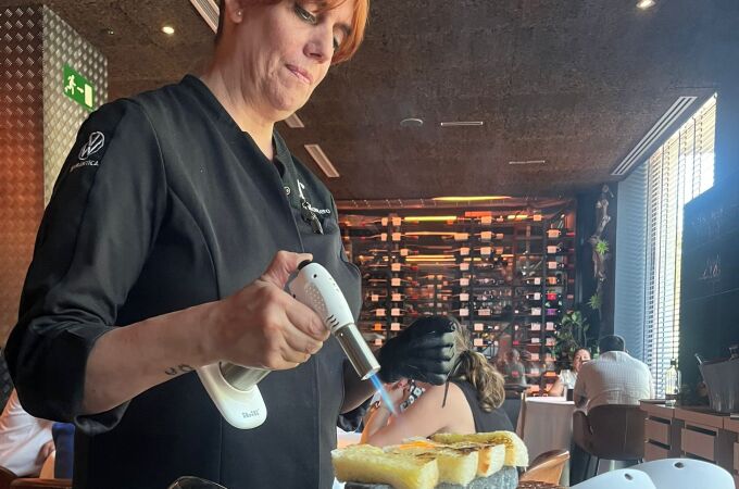 Cristina, una de las camareras, prepara uno de los platos