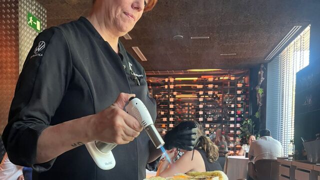 Cristina, una de las camareras, prepara uno de los platos