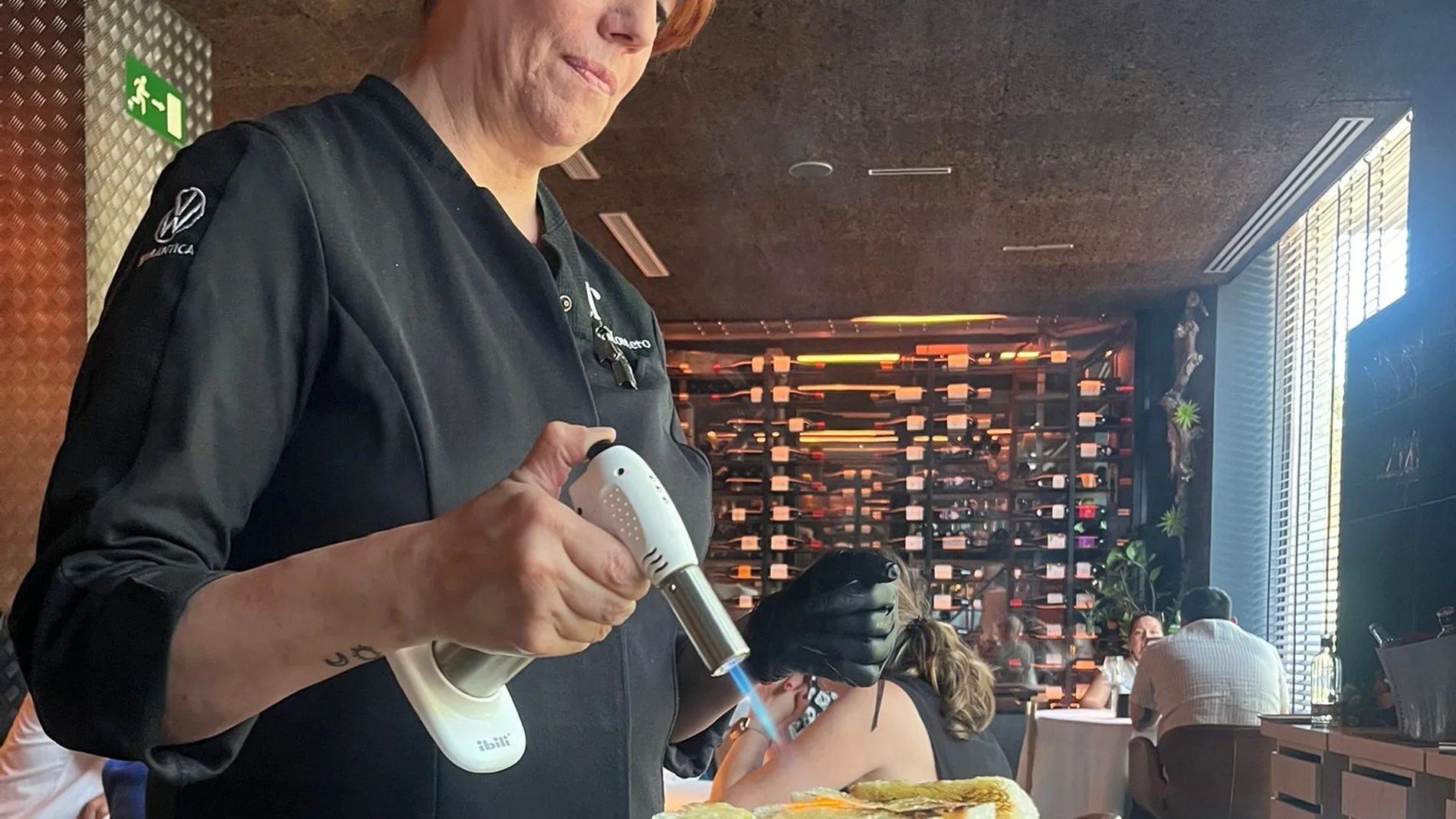Cristina, una de las camareras, prepara uno de los platos
