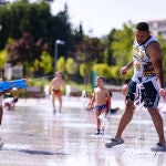 Familias, refrescándose en el parque Santander de Madrid durante la ola de calor @ Gonzalo Pérez 