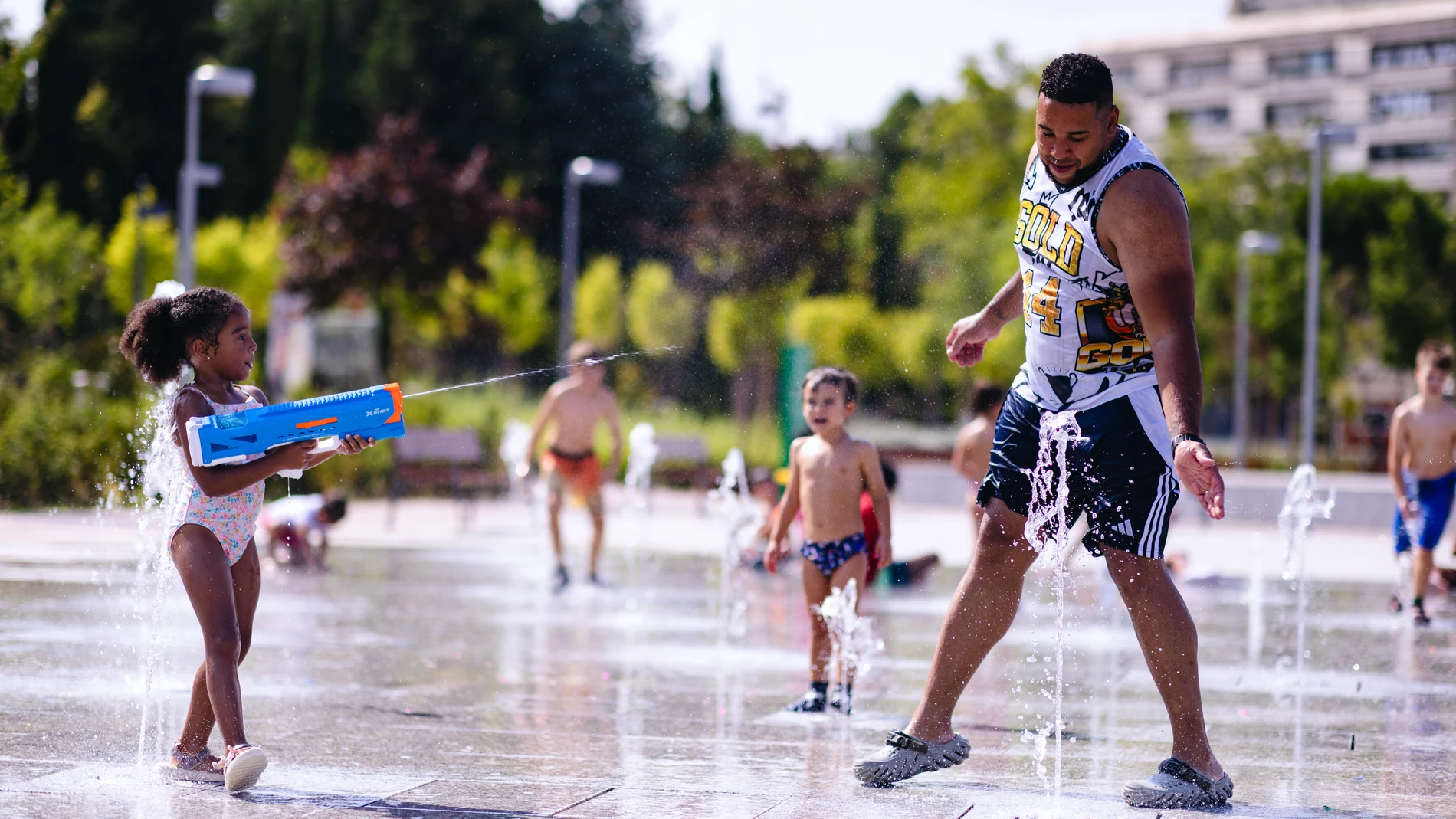 Familias, refrescándose en el parque Santander de Madrid durante la ola de calor @ Gonzalo Pérez