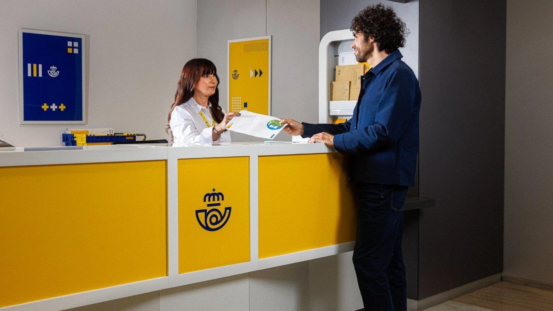 Imagen de la entrega de un paquete de una oficina de Correos REMITIDA / HANDOUT por CORREOS Fotografía remitida a medios de comunicación exclusivamente para ilustrar la noticia a la que hace referencia la imagen, y citando la procedencia de la imagen en la firma 03/07/2025