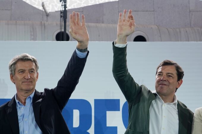 El presidente del PPCyL, Alfonso Fernández Mañueco, junto a Alberto Núñez Feijóo, en el último acto de Valladolid