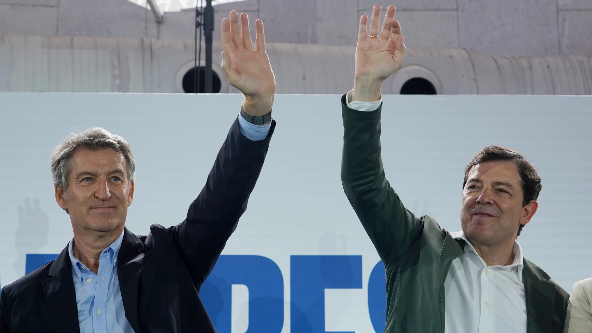 El presidente del PPCyL, Alfonso Fernández Mañueco, junto a Alberto Núñez Feijóo, en el último acto de Valladolid