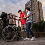 Nízar Almensí junto a su fisioterapeuta, David Wael Jarrah Prudencio
