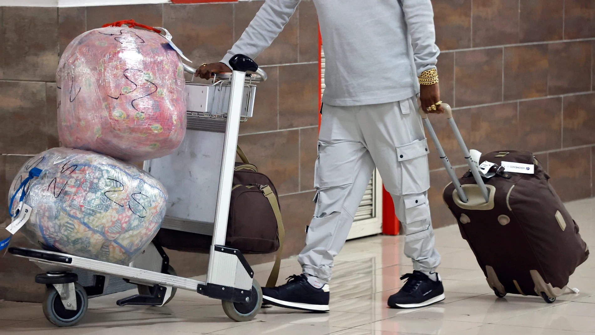 AME520. LA HABANA (CUBA), 03/07/2025.- Una persona camina con su equipaje dentro del Aeropuerto Internacional José Martí este miércoles, en La Habana (Cuba). El Gobierno cubano refuerza su sistema de detección e intercepción de droga en los principales aeropuertos de la isla este verano. En ese sentido, las autoridades pondrán en marcha esta semana el primer Observatorio Nacional de Droga para monitorizar el consumo y contrabando de sustancias ilegales. EFE/ Ernesto Mastrascusa