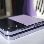 El Samsung Galaxy Z Flip4 en su acabado 'Bora Purple'