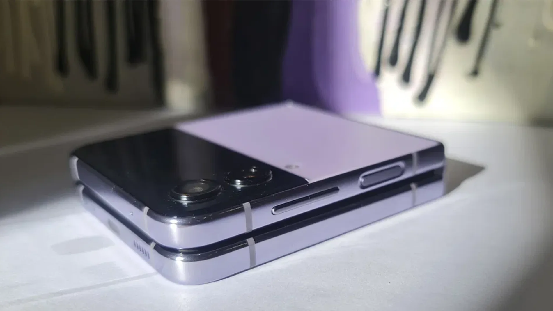 El Samsung Galaxy Z Flip4 en su acabado 'Bora Purple'